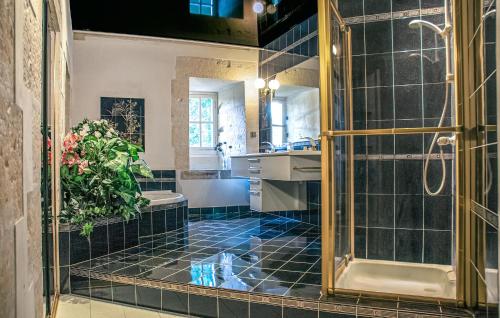 Ένα μπάνιο στο Awesome Home In Guérigny