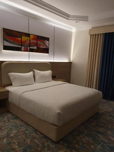 a bedroom with a large bed in a hotel room at راحتي للشقق المخدومة in Taif
