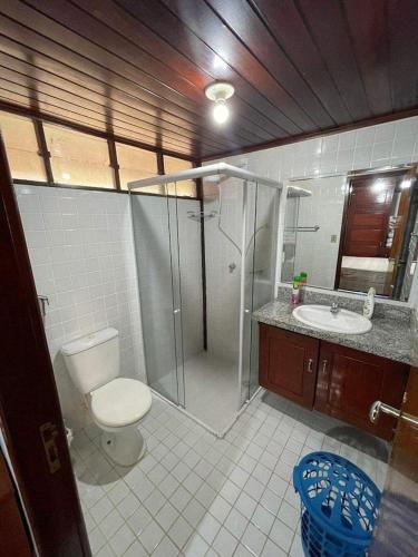 a bathroom with a shower and a toilet and a sink at Chalé em Barreirinhas com Piscina e Cozinha - Refúgio da Vicky nos Lençóis Maranhenses in Barreirinhas