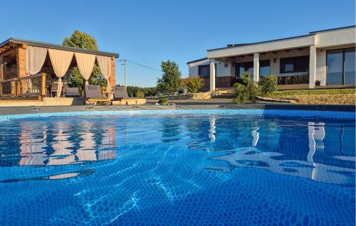 Gorgeous Home In Luzan Biskupecki