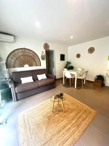 un salon avec un canapé et une table dans l'établissement Cosy corner Paradise, à Villeneuve-Loubet