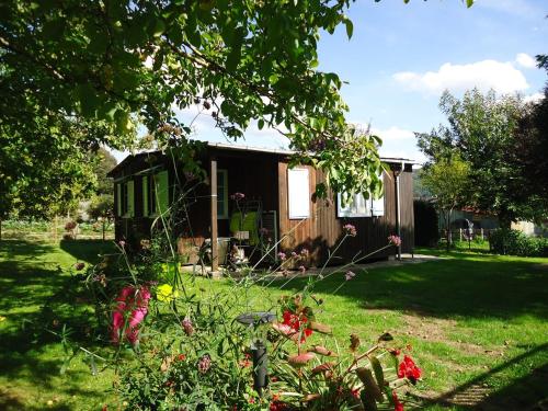 Jardín al aire libre en Chalet Vert 10 min walk to Argentat city center