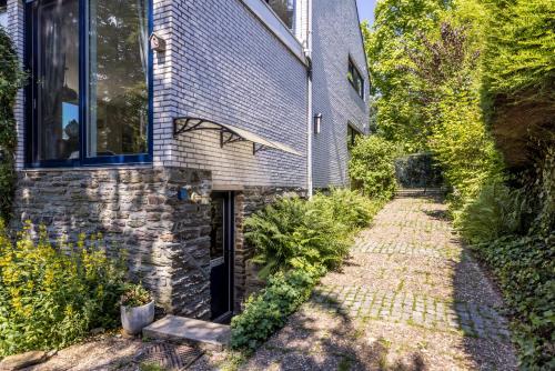 a brick house with a window and a door at B&B Nouveauté in Vaals