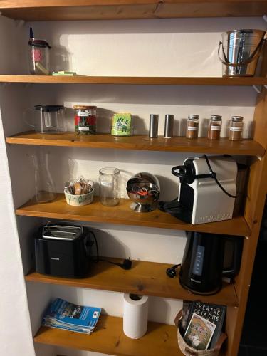 une étagère avec une cafetière et un grille-pain dans l'établissement Studio climatisé avec terrasse dans Villa au calme, à Nice