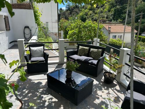 Studio climatisé avec terrasse ombragée dans maison au calme et dans la verdure