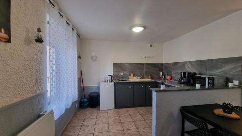 une cuisine avec un évier et un plan de travail dans l'établissement T2 centre rénové 36 m2 confort !, à Charleville-Mézières