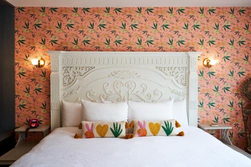 a white bed with two pillows in a bedroom at Motel Chelsea in Chelsea
