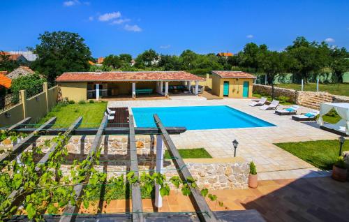 Πισίνα στο ή κοντά στο Cozy Home In Gornje Rastane With Sauna