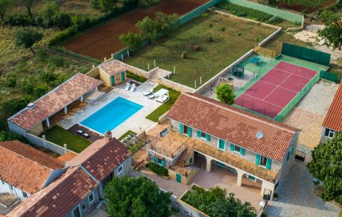 Πισίνα στο ή κοντά στο Cozy Home In Gornje Rastane With Sauna