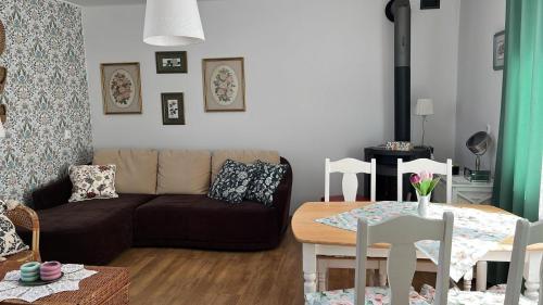 un soggiorno con un divano e un tavolo di Domek Cicho Sza a Rożdżały