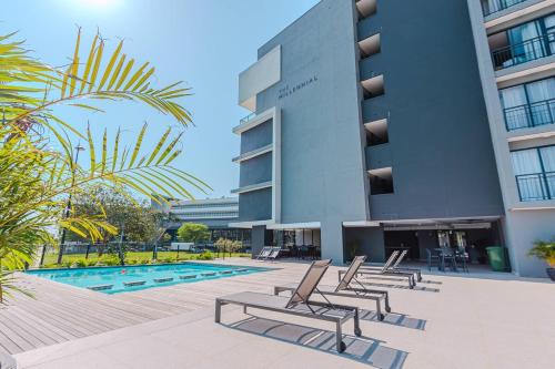 un hotel con tumbonas y piscina en The 526 Millennial Umhlanga Coup, en Durban