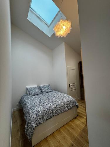 a bedroom with a bed and a skylight at Maison pilotis 12 pers 50m mer in Les Moutiers