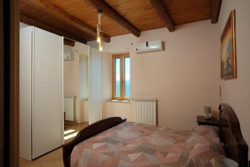 a bedroom with a bed and a window at Residenza S anna in Rocca Cilento