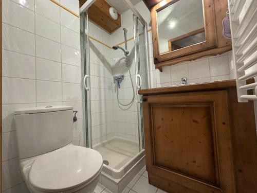 une salle de bain avec toilettes et douche dans l'établissement Charmant 3 chambres au pied des pistes, balcon, idéal pour 7 personnes - FR-1-642-93, à Morillon