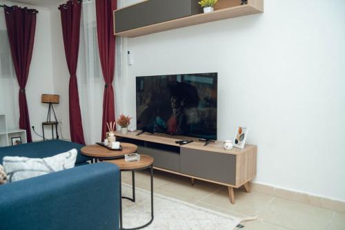 Μια τηλεόραση ή/και κέντρο ψυχαγωγίας στο Studio Okala M Appartement meublé proche aéroport Libreville