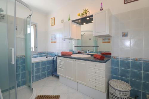 une salle de bain avec un lavabo, une baignoire et une douche dans l'établissement L'Escale by Tranquil at Home, à Pornichet