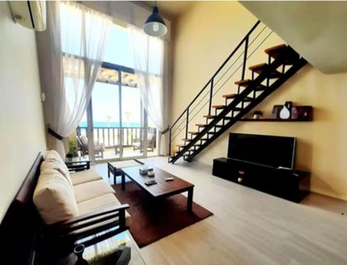Posezení v ubytování Designer Loft mit grandiosem Meerblick am roten Meer