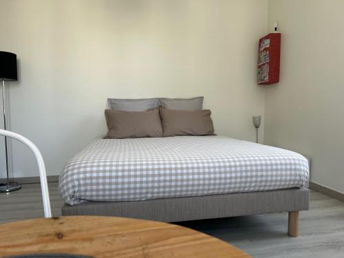 un lit avec deux oreillers dessus dans une chambre dans l'établissement Studio élégant, central, pour 2 personnes, à Pornic