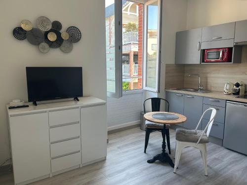 Kuchyň nebo kuchyňský kout v ubytování Studio élégant, central, pour 2 personnes