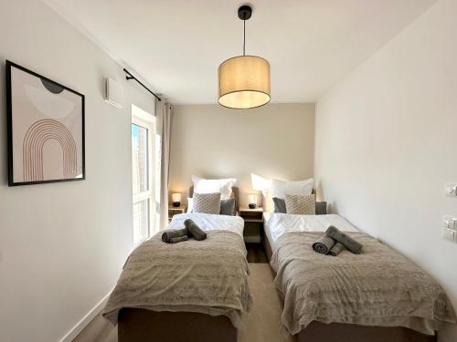 Harmony Homes - Nähe Bahnhof - Terasse - Smart-TV - Nähe Hamburg & Flughafenにあるベッド