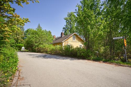 une maison au bord d'une route dans l'établissement Naissaaren Villa Valo, à Jyväskylä