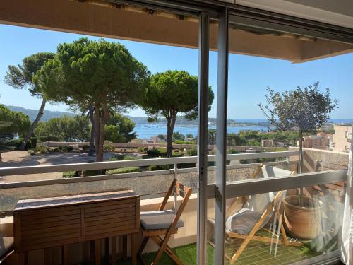 a balcony with a view of the ocean at Le bleu de George Sand, vue mer exceptionnelle in La Seyne-sur-Mer