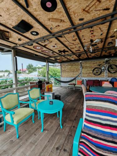 Un lugar para sentarse en Qilimcha's Apartment with Rooftop Terrace