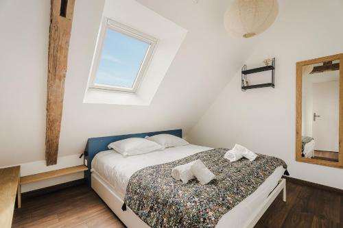 ポントルソンにあるLa Mer - Appartement calme et douillet à 5km du Mont St Miche - Wifi - Netflixのベッドとタオル2枚のある寝室