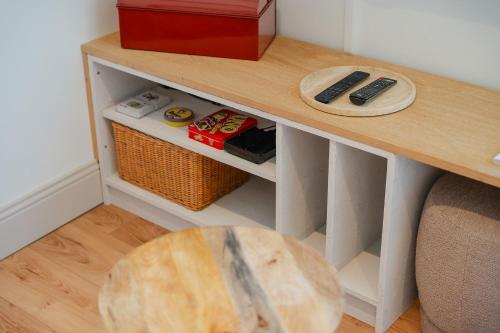 a table with two remote controls on top of it at Le patio - Une cours intérieur au coeur du vieux Dinan in Dinan