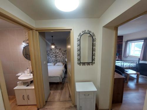 Ένα μπάνιο στο Mediterran Holiday Home - jacuzzi & pool