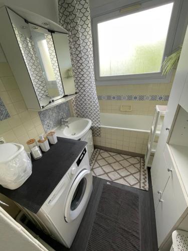 Et badeværelse på Appartement proche du centre - 58 m2