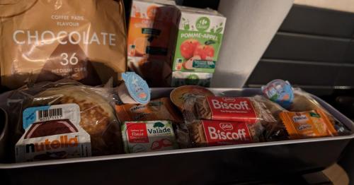 SouchezにあるBlacroom de l'Artoisのさまざまな種類の食べ物が詰まった箱