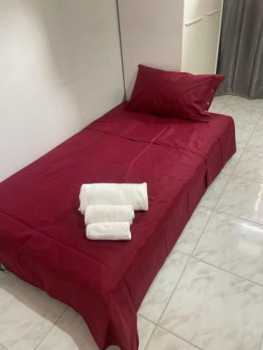 a red bed with two towels on top of it at Ale&Anda2 in Trani