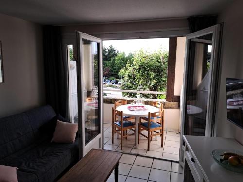 a living room with a couch and a table at Résidence Port du Crouesty - maeva Home - Appartement bord de mer 2 pièces 4 personnes - Budget MAE-2323 in Arzon