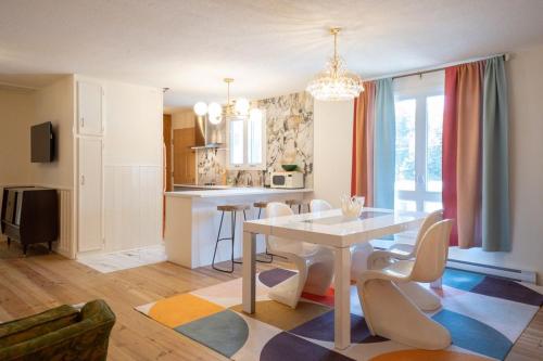 a kitchen and living room with a table and chairs at Motel Chelsea in Chelsea