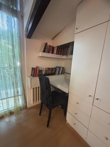 Knihovna v apartmánu