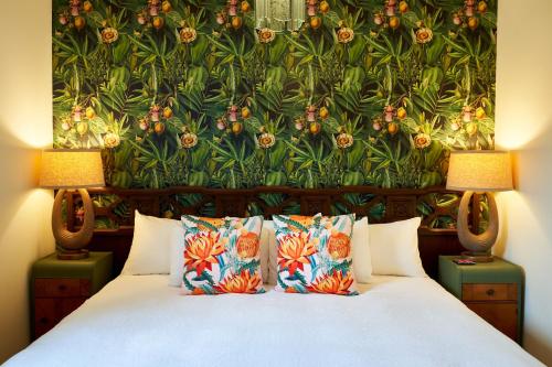 a bedroom with a bed with a floral wall at Motel Chelsea in Chelsea