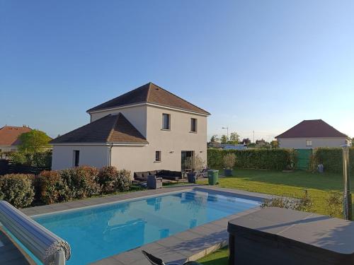 Villa Troyes piscine chauffée sans vis à vis et jacuzzi massant