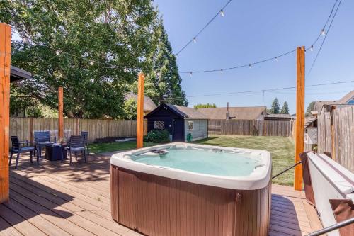 wanna z hydromasażem na tarasie w ogrodzie w obiekcie Modern 2 Bedroom Farmhouse Cottage with Hot Tub in Snohomish w mieście Snohomish