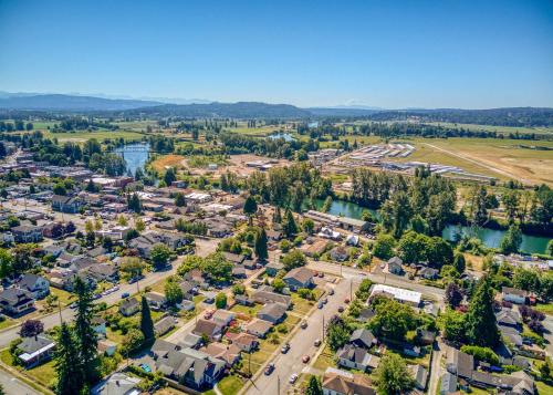 an aerial view of a town with houses and a river at Modern 2 Bedroom Farmhouse Cottage with Hot Tub in Snohomish in Snohomish