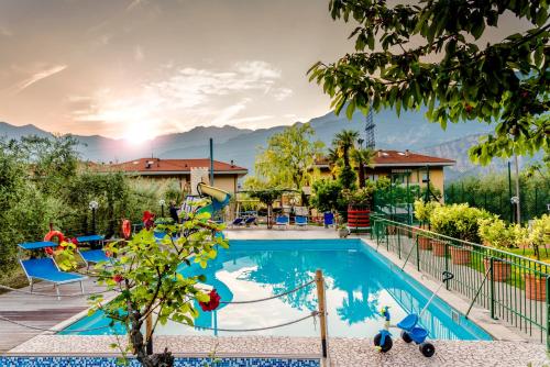 Swimmingpoolen hos eller tæt på Agritur Michelotti Giancarlo