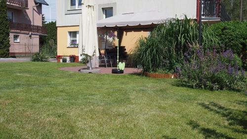 a yard with a house with a gazebo at U Gabi in Nickelswalde