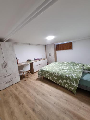 une chambre avec un lit et un bureau dans l'établissement Bel appart Granville, à Granville