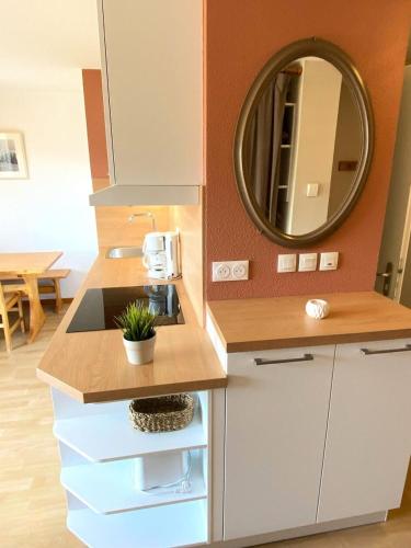 - une cuisine avec un évier et un miroir dans l'établissement Les Chalets De Superd Ancolie - APPARTEMENT DANS CHALET DE 30 LOGEMENTS EXPO SUD MAE-8854, à Saint-Étienne-en-Dévoluy