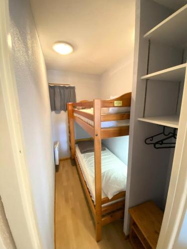 une petite pièce avec deux lits superposés dans l'établissement Les Chalets De Superd Ancolie - APPARTEMENT DANS CHALET DE 30 LOGEMENTS EXPO SUD MAE-8854, à Saint-Étienne-en-Dévoluy