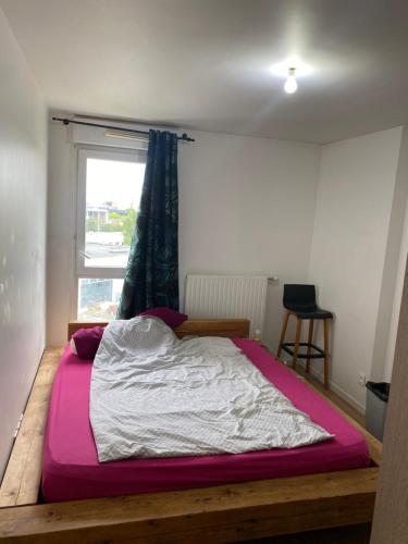 a large bed in a room with a window at Super chambre avec salle de bain in Evry-Courcouronnes