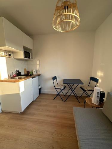 une cuisine avec une table et des chaises dans une pièce dans l'établissement Studette sur la Marina, plage à 5 minutes, à Sète