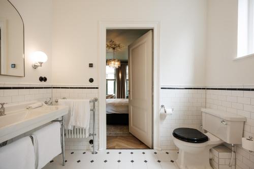 Bilik mandi di Uylenhof Hotel