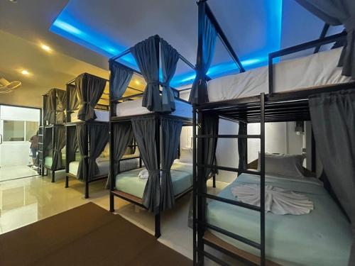 Postel nebo postele na pokoji v ubytování Hotel The Journey Patong New