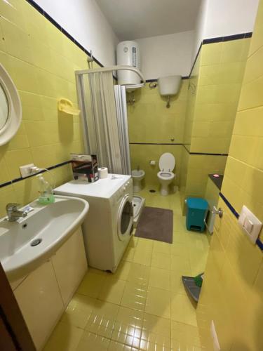 un piccolo bagno con lavandino e WC di House Vacations Center a Castellammare di Stabia